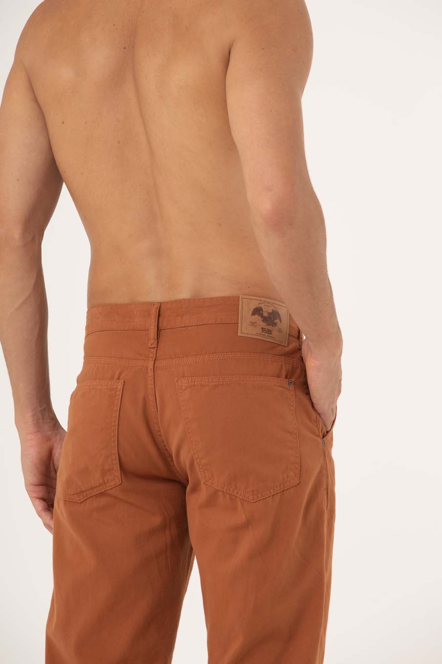 CALÇA SARJA LEO 38 MARROM TRANS