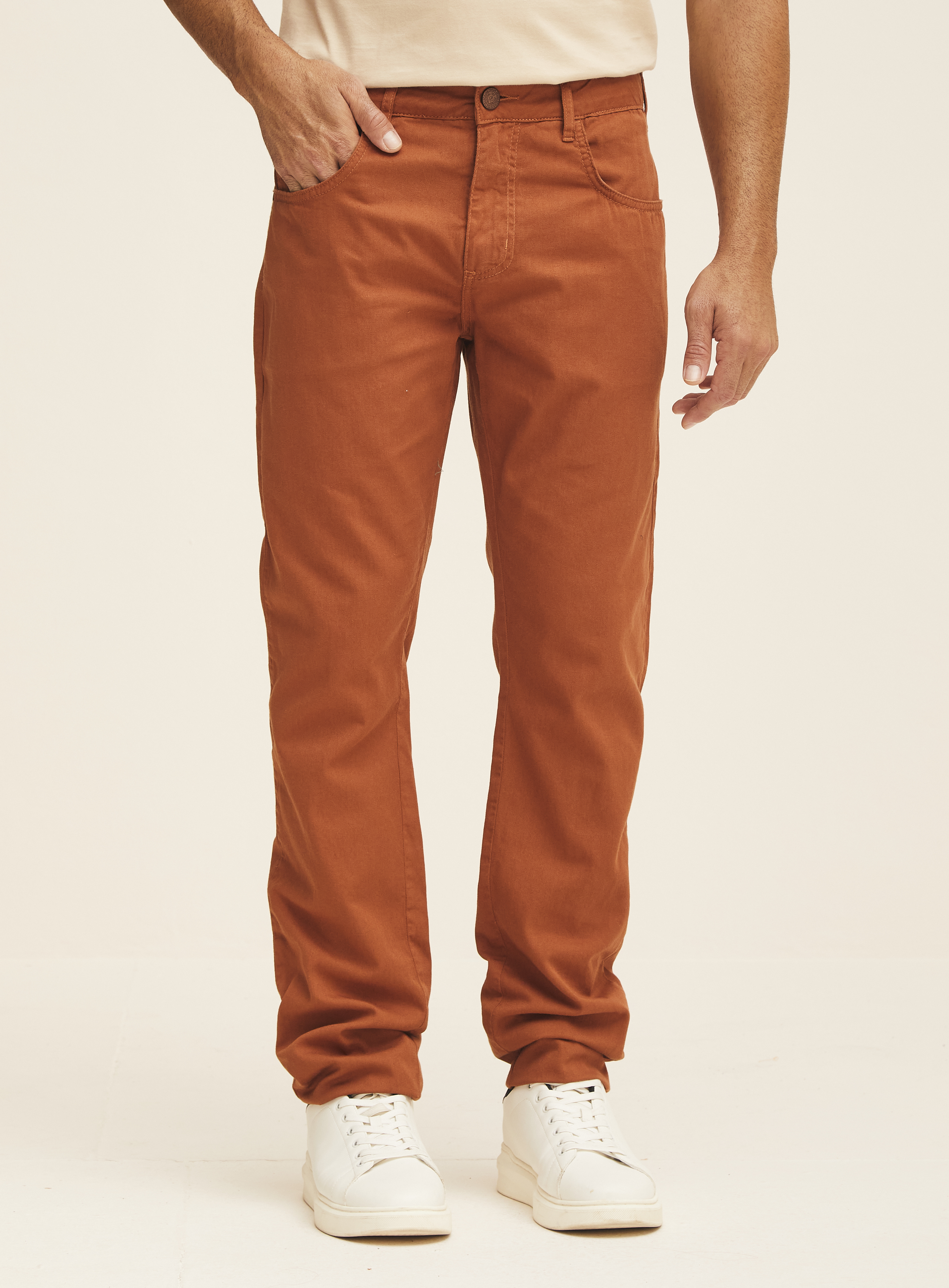 CALÇA SARJA PAUL SLIM 42 MARROM ZEUS