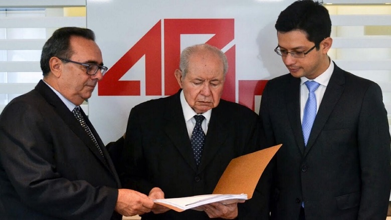 Ex-presidente entrega material para o projeto ‘APMP 80 anos’