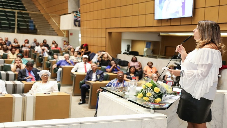 Fabiana Dal’Mas recebe medalha Theodosina Ribeiro, na Alesp