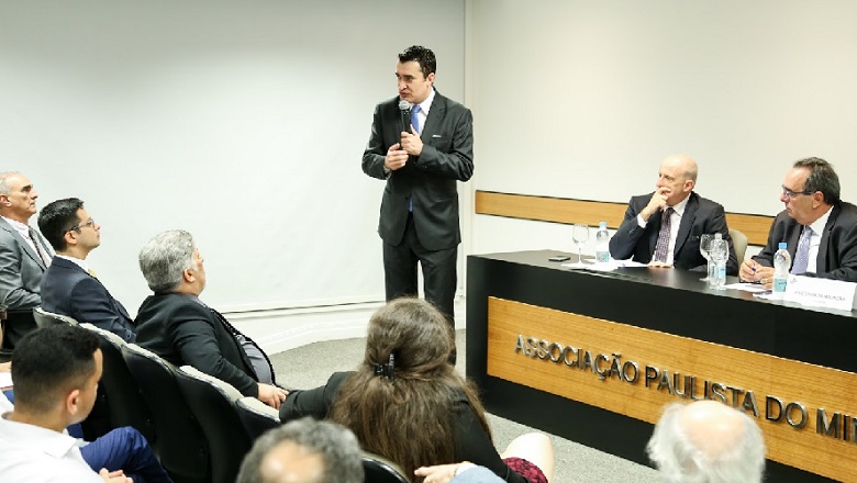 Alysson Mascaro realiza palestra sobre Ministério Público e Democracia