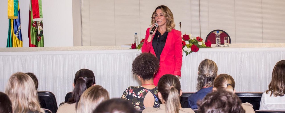 ‘Pornografia de vingança’ foi tema de palestra de Gabriela Manssur