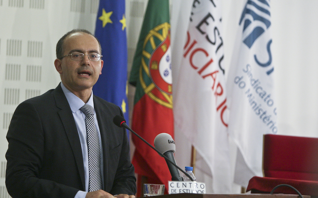 O coronavírus, a crise económica e os servidores públicos