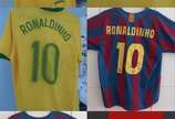 Par de Camisas 10 autografadas pelo Jogador Ron... - Par de Camisas 10 autografadas pelo Jogador Ronaldinho Gaúcho. Duas camisas usadas pelo jogador Ronaldinho Gaúcho e autografadas por ele. Camisa...