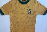 Essa camisa pertence ao acervo do ex jogador Pa... - Essa camisa pertence ao acervo do ex jogador Palhinha (camisa 9) que faleceu esse ano em julho.<br>Foi vestida por ele num jogo amistoso da sele...