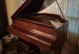 Piano Erard, Piano Crapaud - Piano ¼ cauda francês – Erard – dito Crapaud – Med: 107 cm de altura X 134 cm de comprimento X 143 cm largura. Acompanha a banqueta med: 58X34X50 cm. 