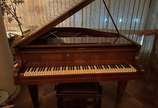 Piano Erard, Piano Crapaud - Piano ¼ cauda francês – Erard – dito Crapaud – Med: 107 cm de altura X 134 cm de comprimento X 143 cm largura. Acompanha a banqueta med: 58X34X50 cm. 