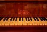 Piano Erard, Piano Crapaud - Piano ¼ cauda francês – Erard – dito Crapaud – Med: 107 cm de altura X 134 cm de comprimento X 143 cm largura. Acompanha a banqueta med: 58X34X50 cm. 