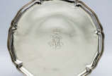 Prato de servir em prata alemã apresentando pun... - Prato de servir em prata alemã apresentando punção de garantia da coroa e da lua, para teor 800 milésimos, e posta em uso a partir de 1 de janei...