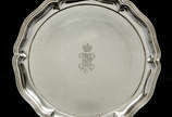 Prato de servir em prata alemã apresentando pun... - Prato de servir em prata alemã apresentando punção de garantia da coroa e da lua para teor 800 milésimos e posto em uso a partir de 1 de janeiro...