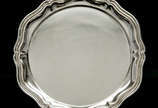 Prato de servir em prata da Checoslováquia apre... - Prato de servir em prata da Checoslováquia apresentando punção de garantia de teor 800 milésimos.
Elaborado em estilo rococó com seis accolades,...