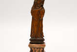 Imagem de Santo frade à maneira de uma silhueta... - Imagem de Santo frade à maneira de uma silhueta recortada em madeira e  tratada em baixo relevo. Boêmia, século XVIII.
A silhueta relevada o apr...