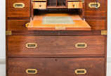 Military chest (commode bateau) em mogno, de pr... - Military chest (commode bateau) em mogno, de procedência inglesa, da firma Hobbs & Co., em Londres. Início do século XX, possivelmente reinado d...