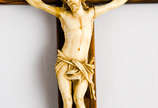 Crucifixo de origem européia com a imagem de No... - Crucifixo de origem européia com a imagem de Nosso Senhor Jesus Cristo entalhada em marfim. Século XIX.
A cruz apresenta ponteiras em metal com ...