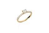 Anel em ouro amarelo 18k, com 0,31 ct de diaman... - Anel em ouro amarelo 18k, com 0,31 ct de diamantes laterais, 0,20 ct diamante principal, aro 19 e 1,6 g.