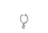 Um brinco argola em ouro branco 18k, com  0,10 ... - Um brinco argola em ouro branco 18k, com  0,10 ct de diamantes, aprox.: 2 cm e 0,9 g. Base R$ 1.900,00