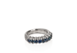 Anel em ouro branco 18k, com 0,09 ct de diamant... - Anel em ouro branco 18k, com 0,09 ct de diamantes, 0,99 ct de safiras azuis, aro 16 e 5 g.