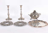 Diversas peças de metal prateado, sendo par de ... - Diversas peças de metal prateado, sendo par de castiçais, par de placas redondas com anjos em relevo, salva com borda recortada e bomboniere com...