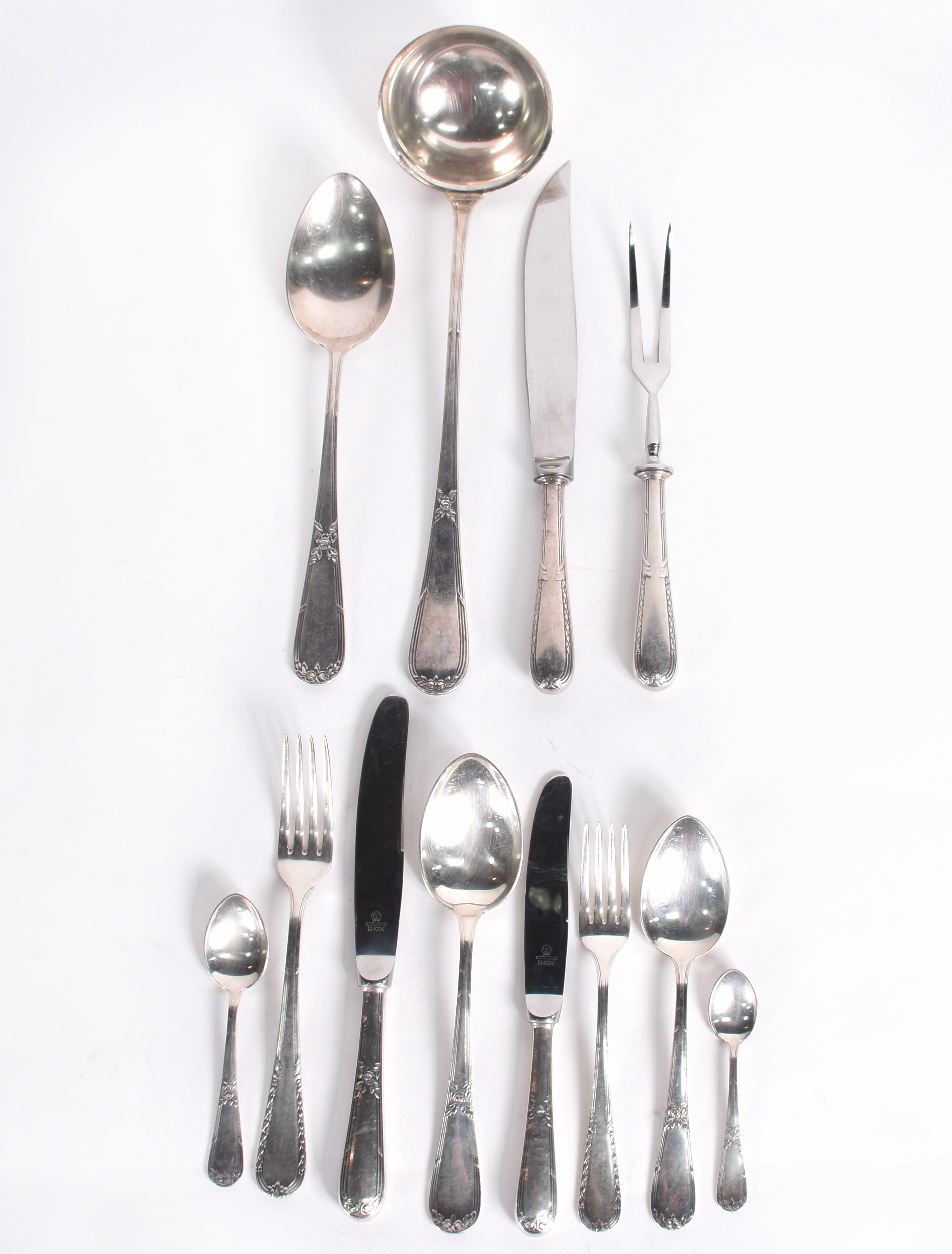 Faqueiro de metal prateado, composto de 12 facas, 12 garfos (1 modelo... - foto 1 de 3
