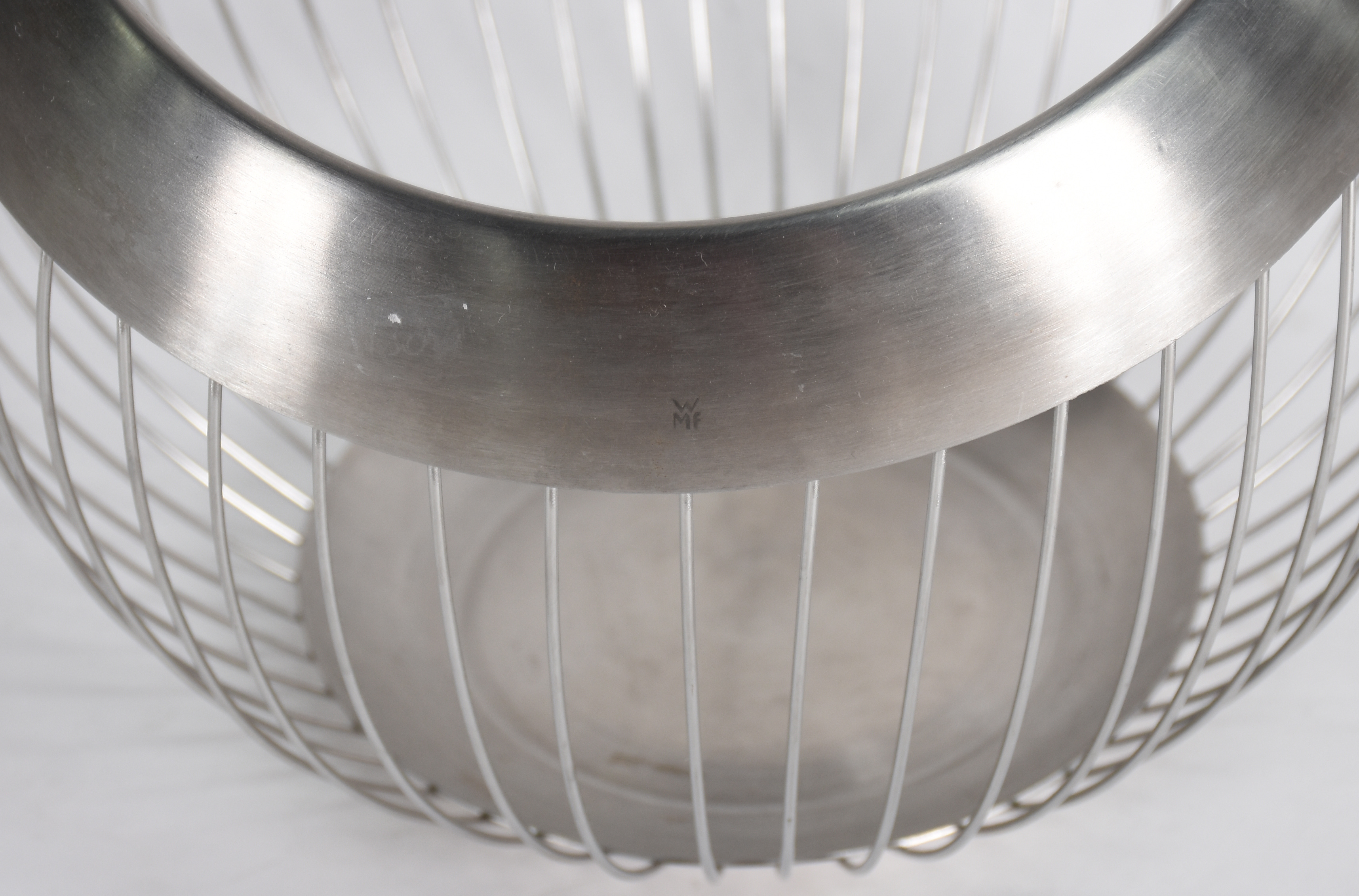 Fruteira WMF stainless steel, laterais "aramadas", marca no fundo. - foto 3 de 4