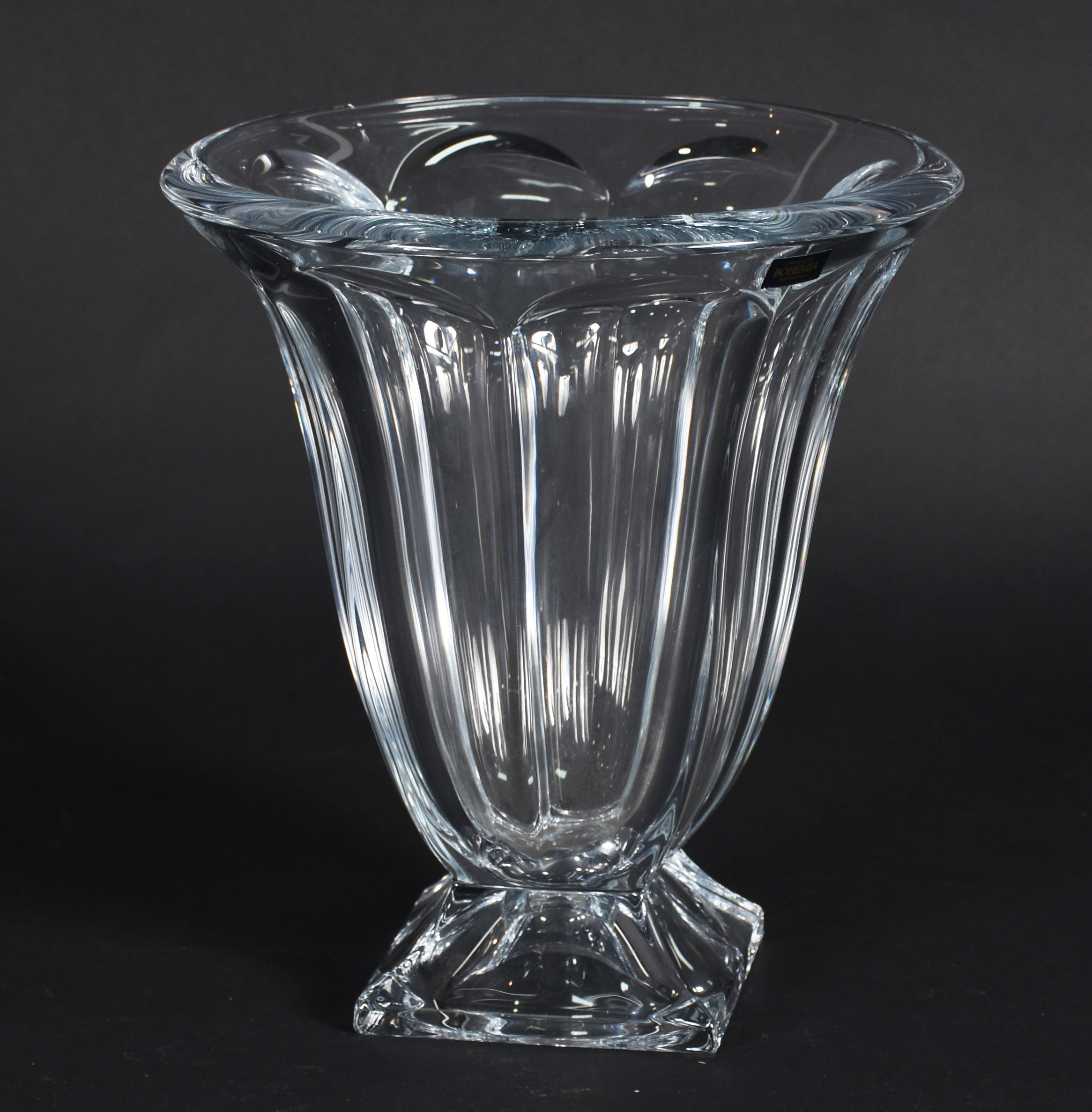 Vaso em grosso cristal da Bohemia, com lapidações facetadas. Base... - foto 1 de 3