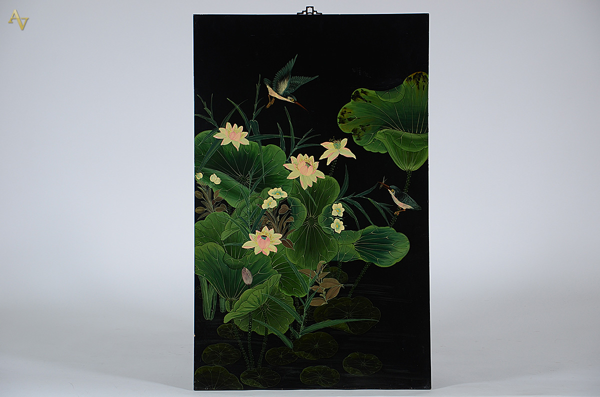 Placa oriental de lacca com beija flor. Medidas 86 x 54 cm.