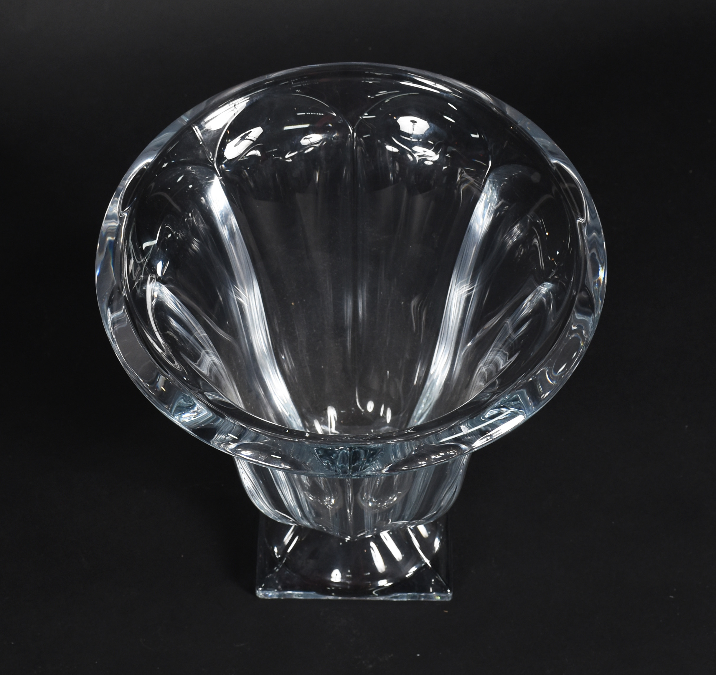 Vaso em grosso cristal da Bohemia, com lapidações facetadas. Base... - foto 2 de 3