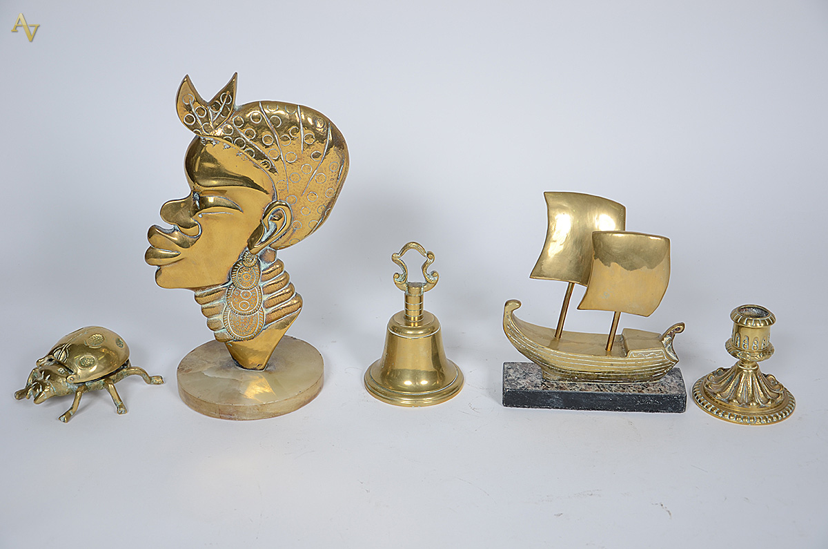 Conjunto com 5 peças diversas de bronze, sendo: mulher africana...