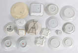 Diversas peças de porcelana, sendo 9 pratos, 2 ... - Diversas peças de porcelana, sendo 9 pratos, 2 fruteiras, 2 porta confeitos, 1 mini molheira e 2 cinzeiros.