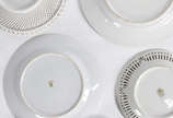 Diversas peças de porcelana, sendo 9 pratos, 2 ... - Diversas peças de porcelana, sendo 9 pratos, 2 fruteiras, 2 porta confeitos, 1 mini molheira e 2 cinzeiros.