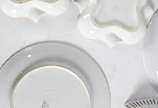 Diversas peças de porcelana, sendo 9 pratos, 2 ... - Diversas peças de porcelana, sendo 9 pratos, 2 fruteiras, 2 porta confeitos, 1 mini molheira e 2 cinzeiros.