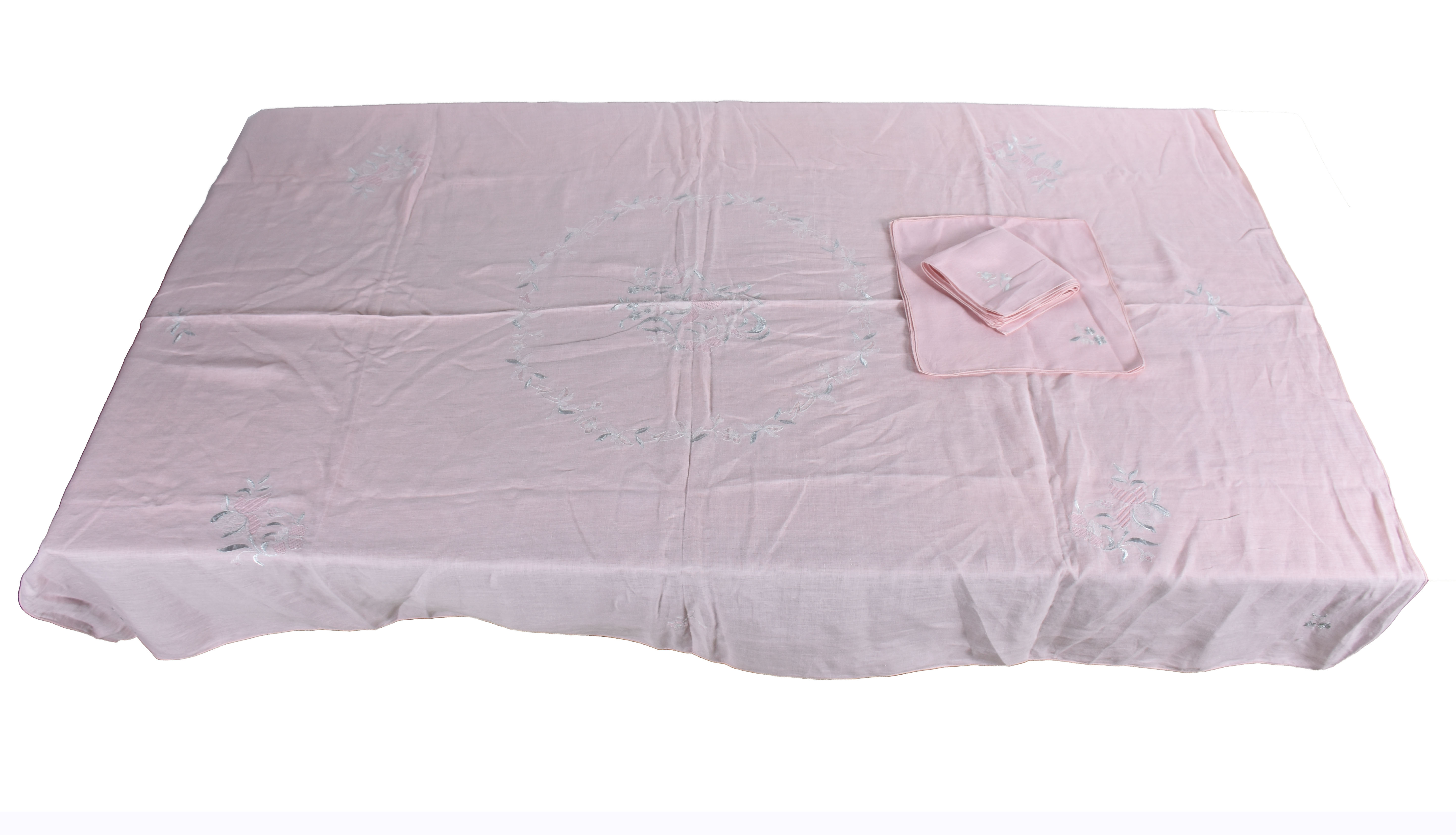 Toalha de mesa na cor rosa com bordados, acompanham 8 guardanapos. - foto 1 de 2