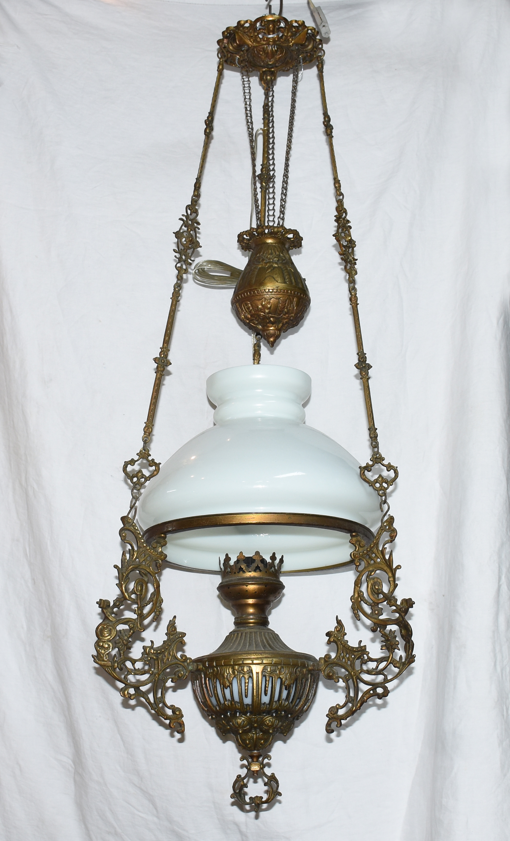 Lustre de bronze com cúpula de opalina. Altura total 110 - foto 1 de 2
