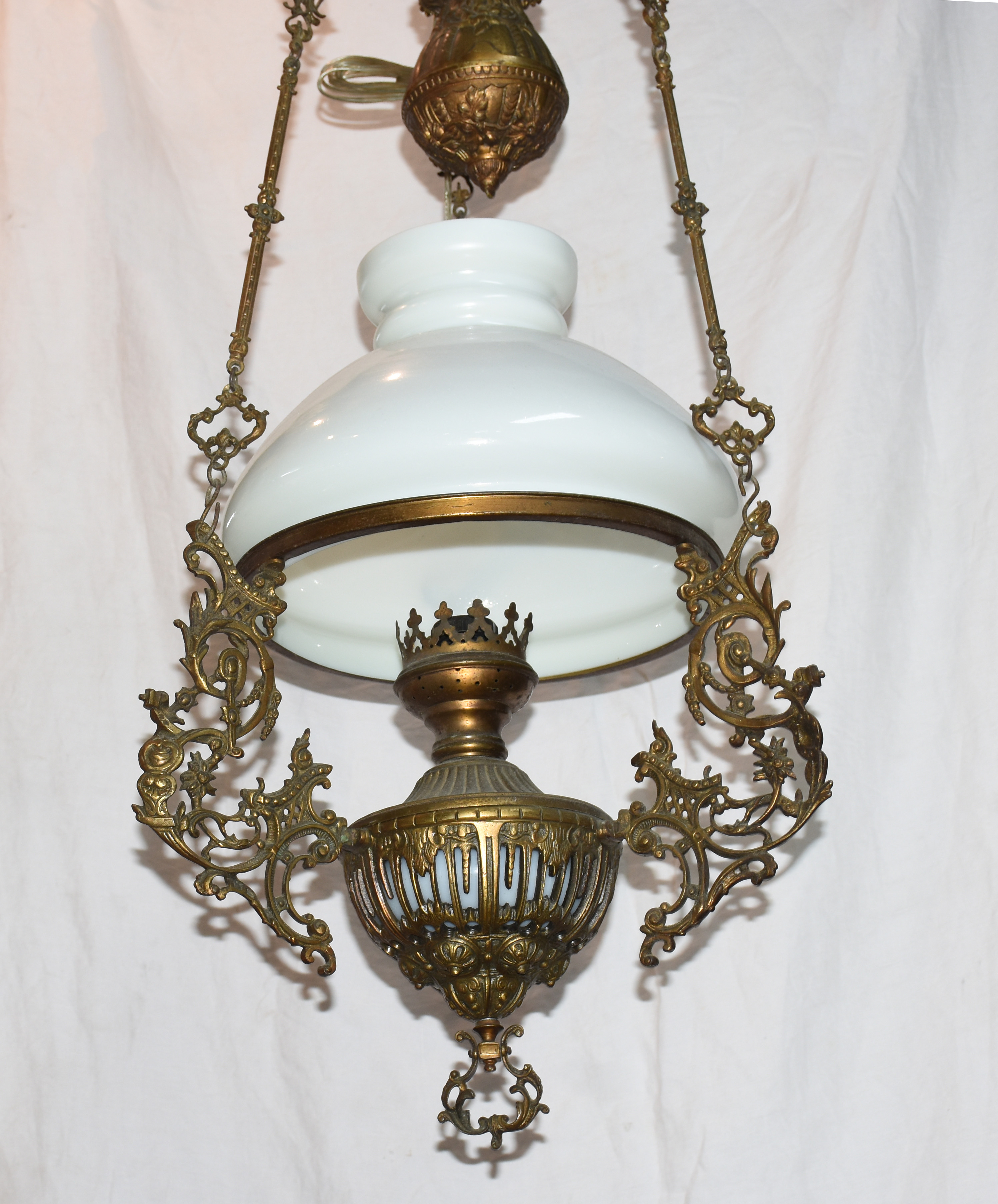 Lustre de bronze com cúpula de opalina. Altura total 110 - foto 2 de 2