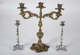 Conjunto com candelabro de petit bronze para 3 ... - Conjunto com candelabro de petit bronze para 3 velas (altura 40 cm) e par de castiçais de metal prateado (altura 25 cm).