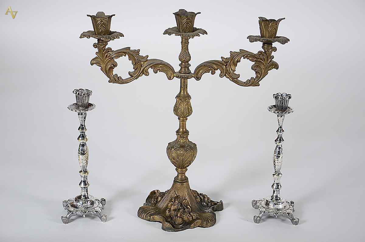 Conjunto com candelabro de petit bronze para 3 velas (altura 40 cm) e...