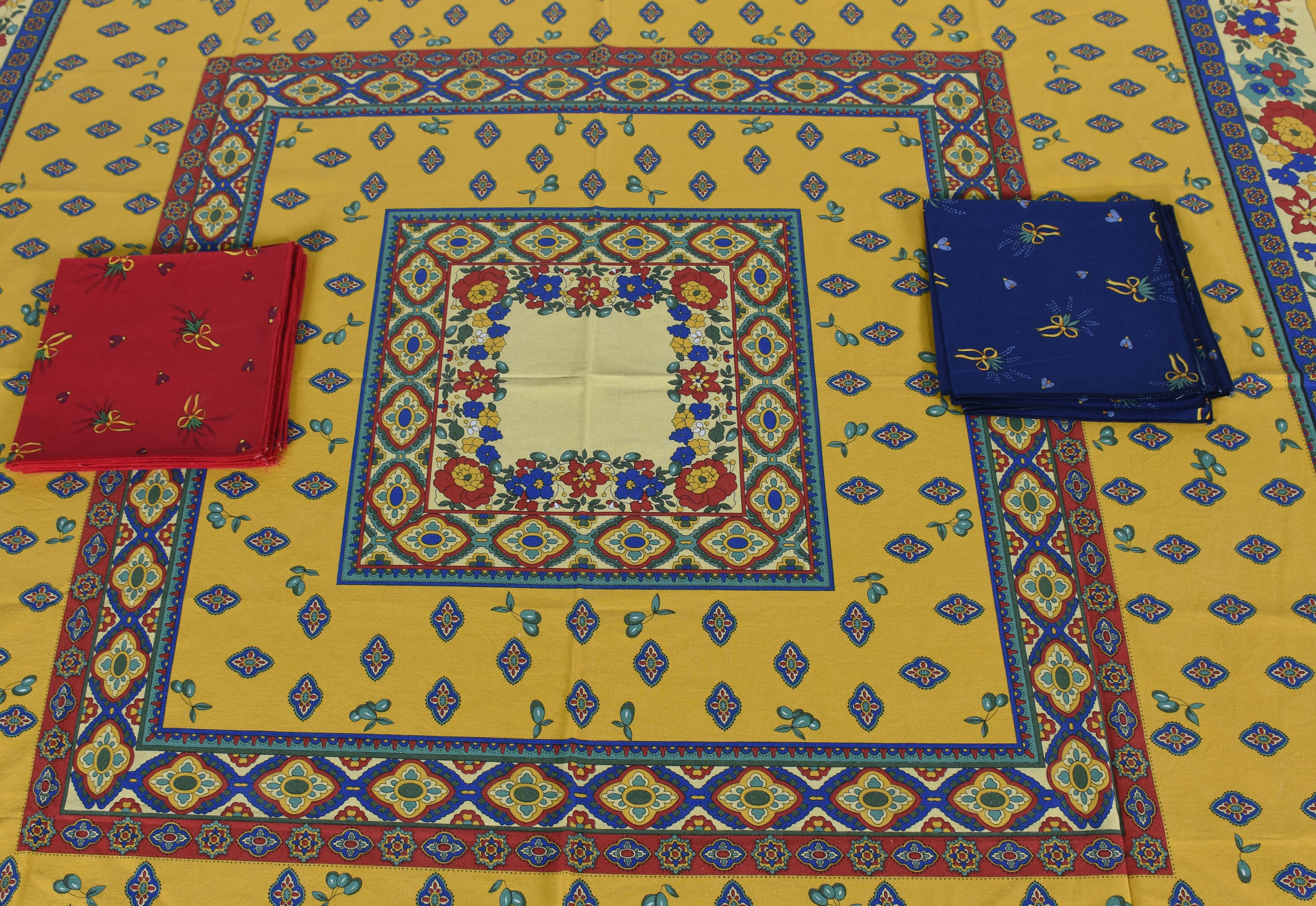 Toalha estampada com 8 guardanapos coloridos em vermelho e azul - foto 2 de 3