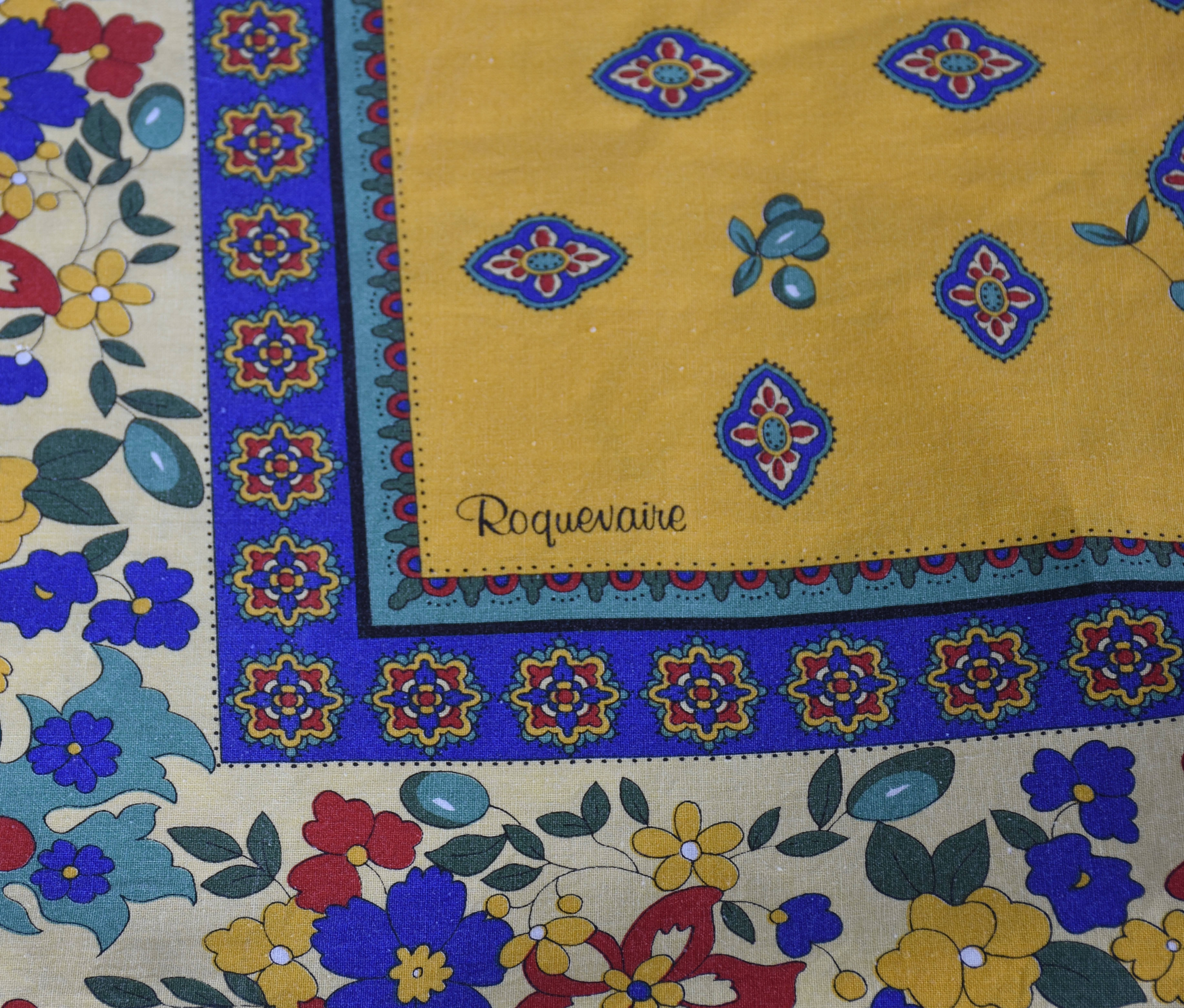Toalha estampada com 8 guardanapos coloridos em vermelho e azul - foto 3 de 3