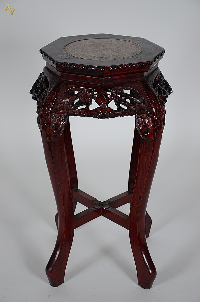 Coluna de madeira chinesa com mármore. Altura 63 cm.