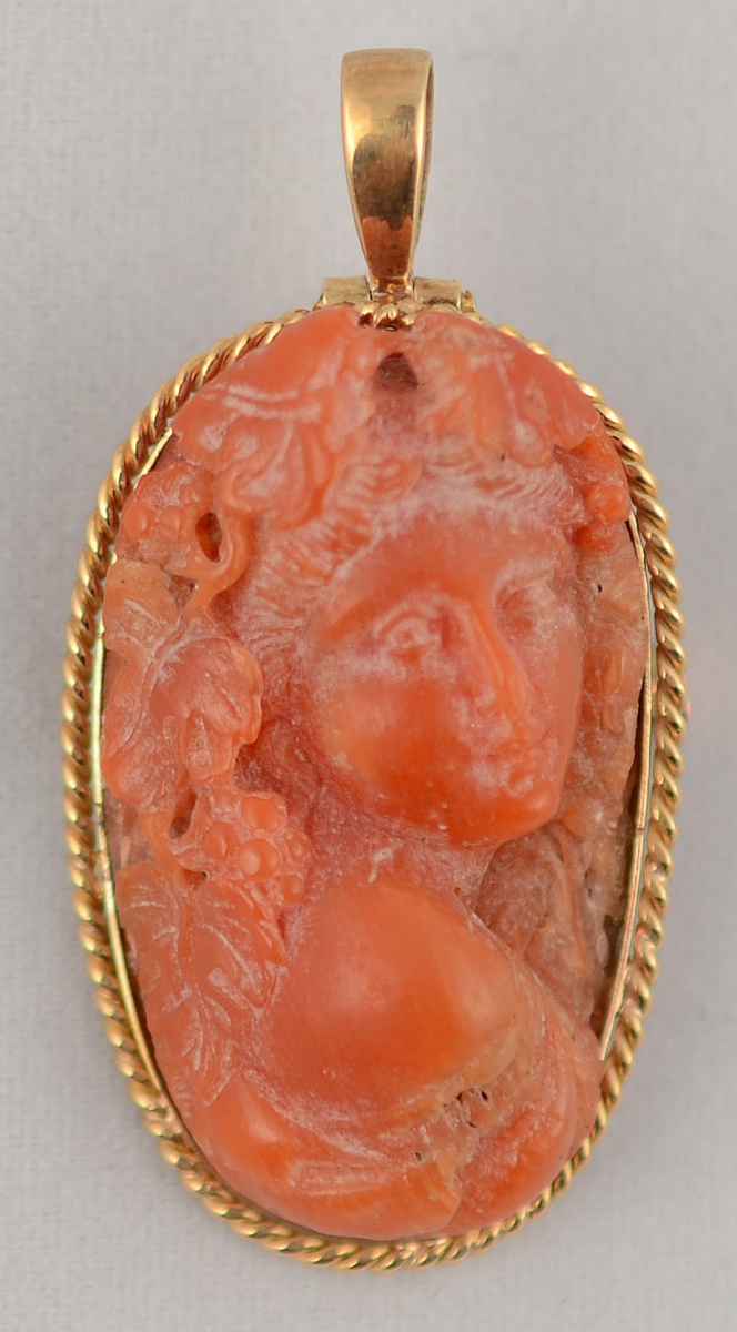 Broche/ pendente camafeu em coral com figura feminina. Moldura em...