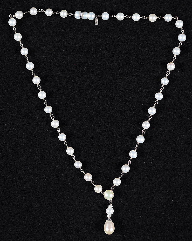 Colar de pérolas brancas de ouro branco modelo terço. Comprimento 52...