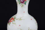 Vaso de opalina branca com flores em policromia... - Vaso de opalina branca com flores em policromia. Altura 33 cm.