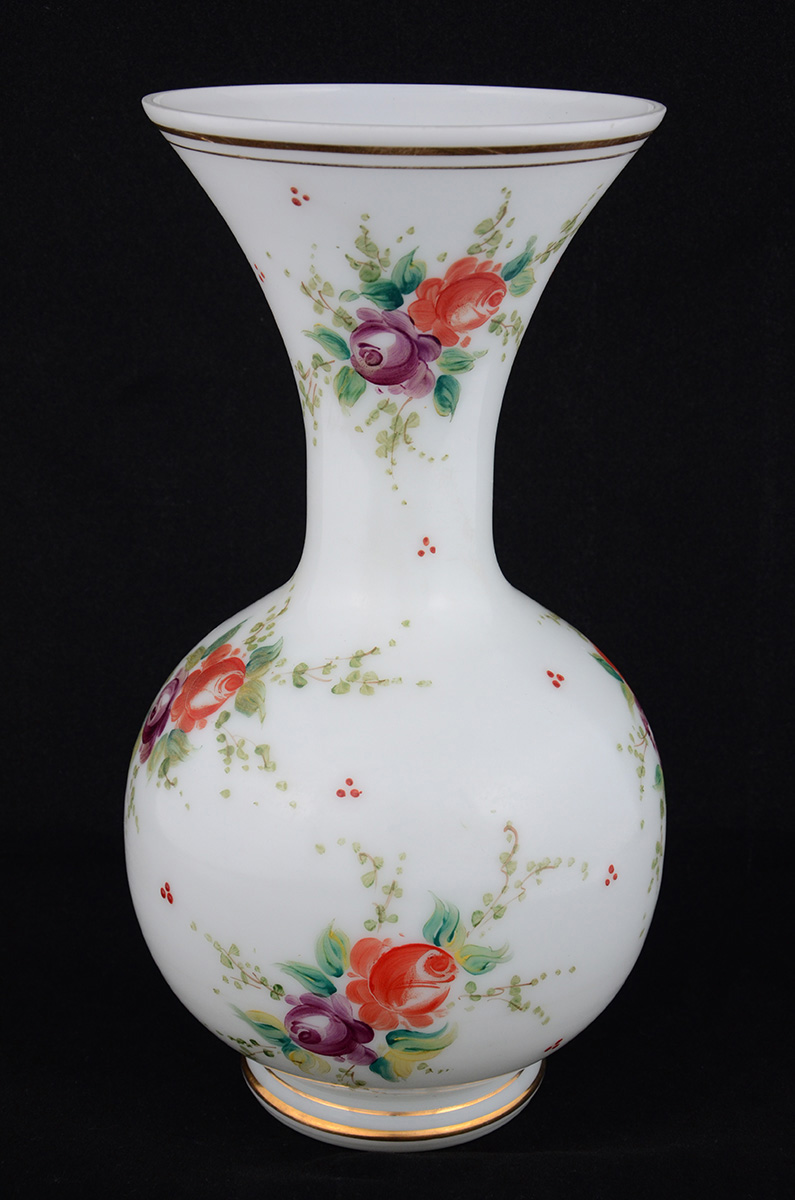 Vaso de opalina branca com flores em policromia. Altura 33 cm.