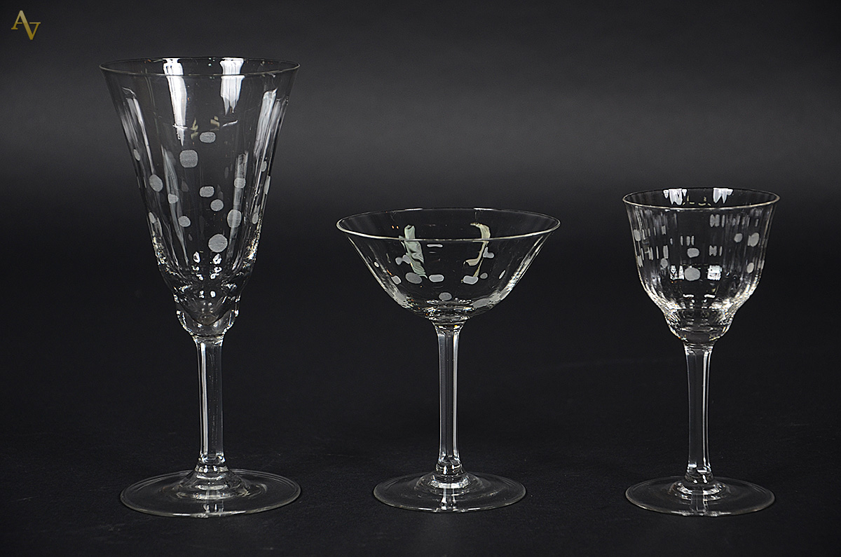 Quinze cálices de cristal diversos.