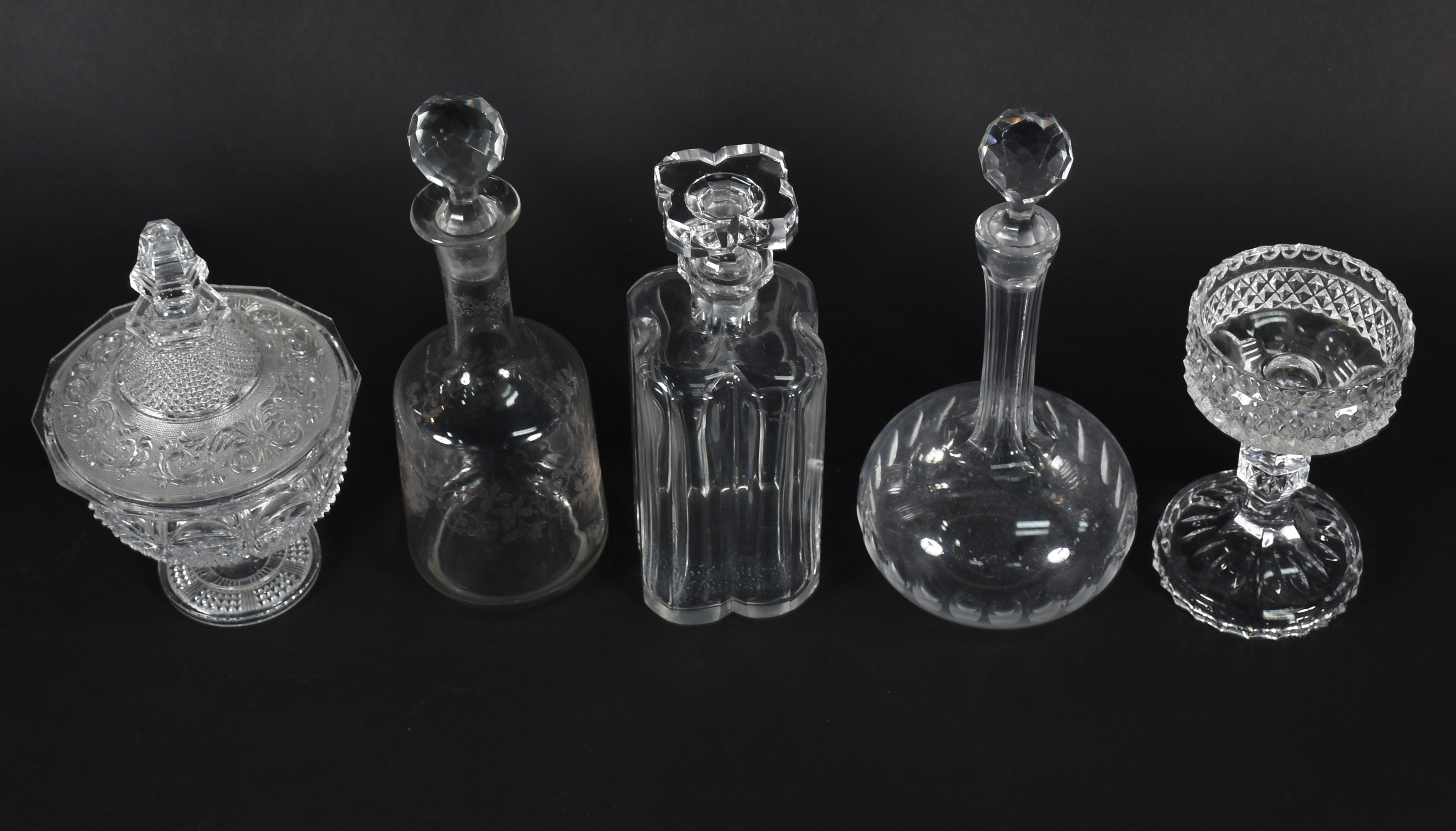 Cinco peças diversas de cristal, sendo compoteira (tampa com lascados... - foto 2 de 5