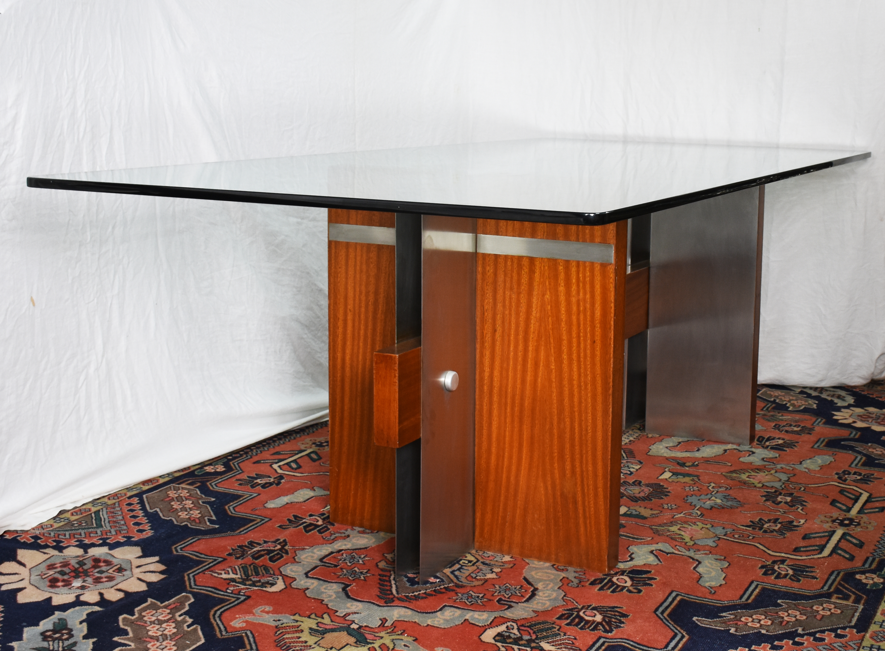 Mesa de jantar com tampo de cristal, base dupla de madeira e metal. - foto 1 de 2