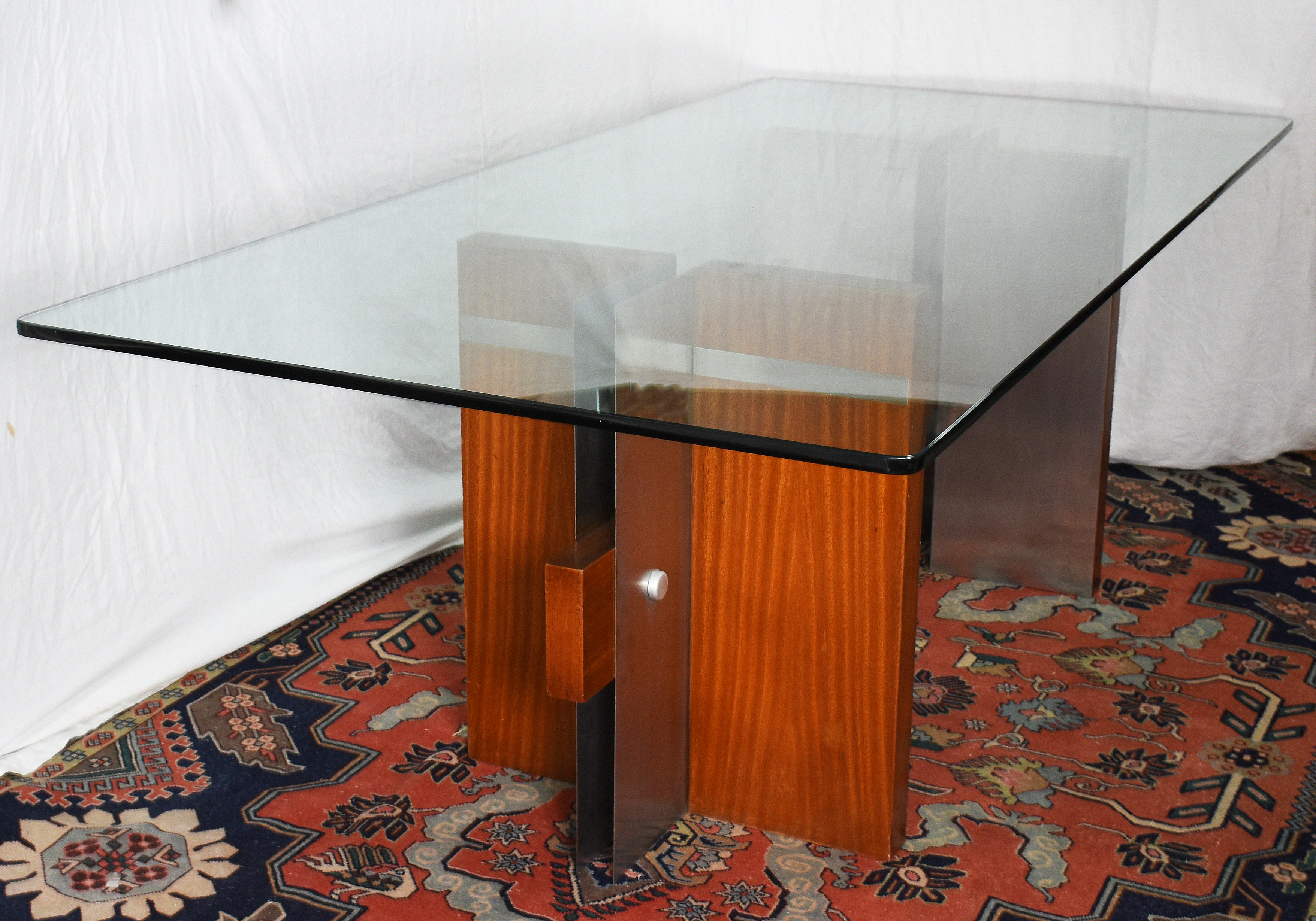 Mesa de jantar com tampo de cristal, base dupla de madeira e metal. - foto 2 de 2