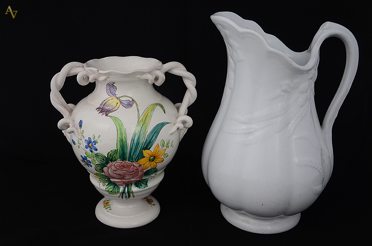 Duas peças, sendo: vaso de cerâmica italiana (altura 24 cm) e jarro...