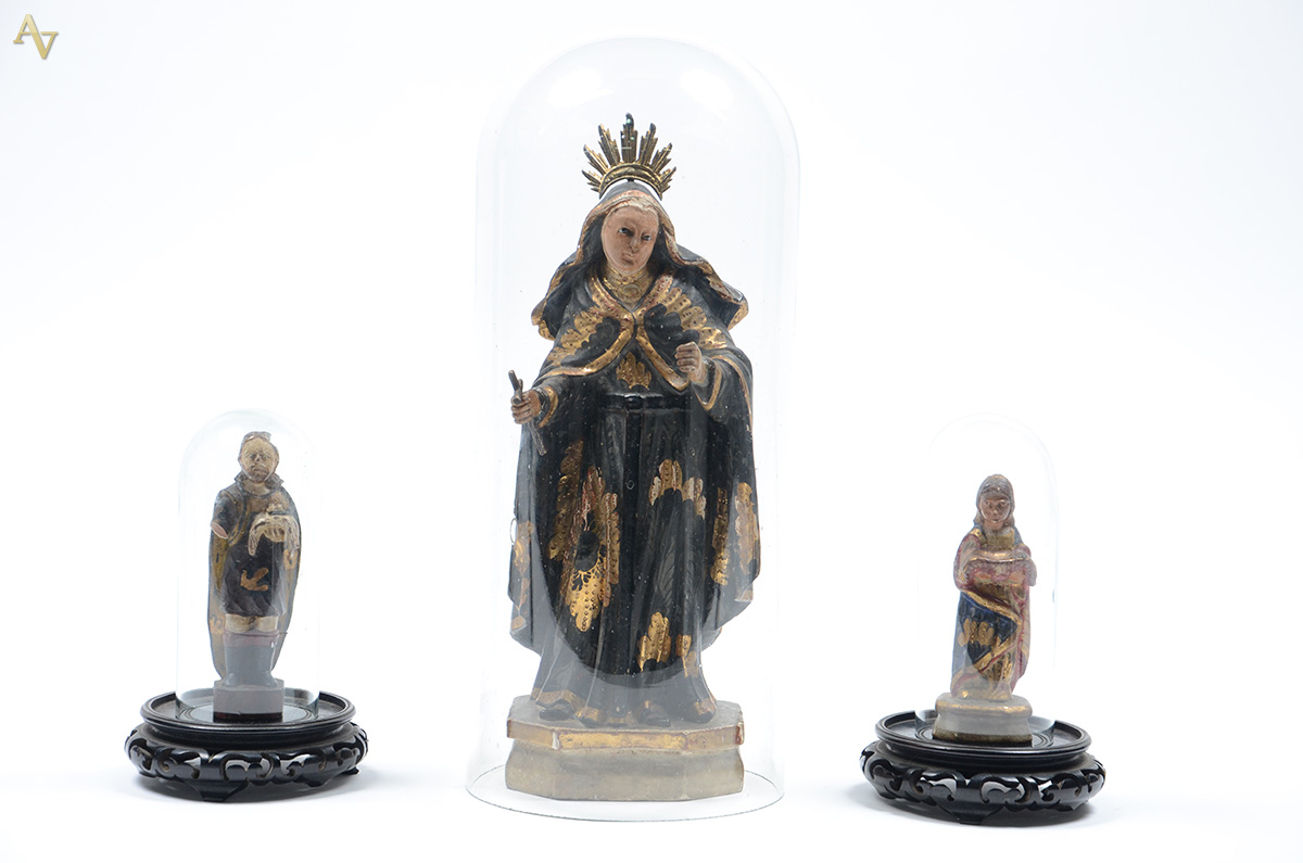 Três imagens de madeira, sendo uma Nossa Senhora com olhos de vidro... - foto 1 de 2