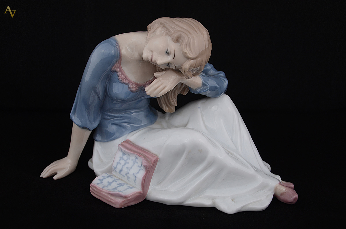 Estatueta de porcelana espanhola representando moça meditando. Altura... - foto 1 de 2